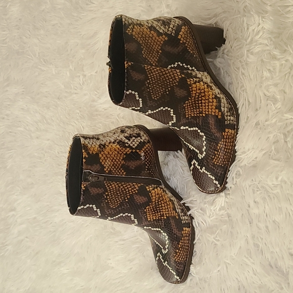 Gibson Latimer | size 6.5 |snake skin style bootie - Picture 4 of 9
